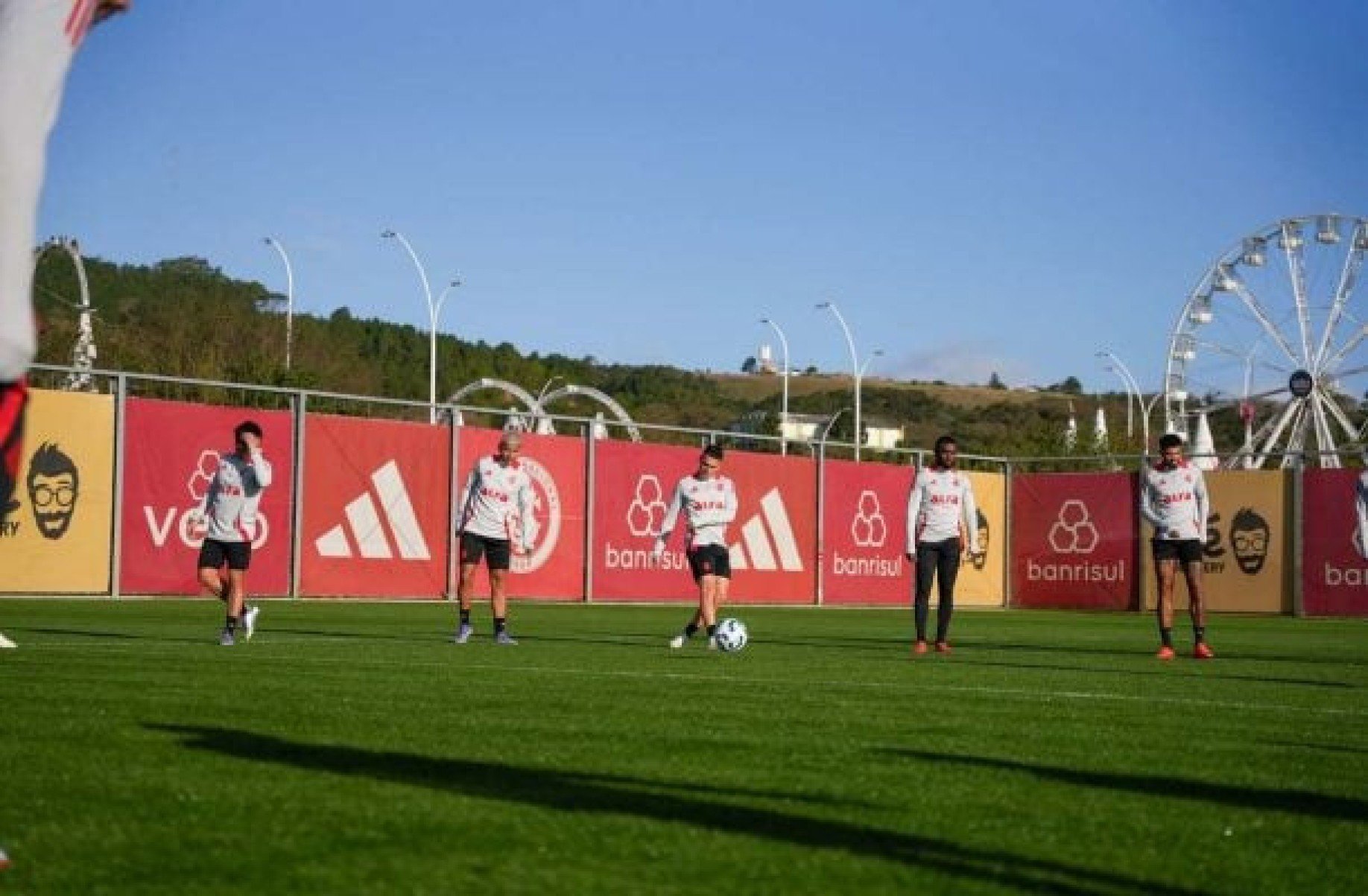 Roger ensaia retornos de Carbonero e Vitão ao time titular do Internacional