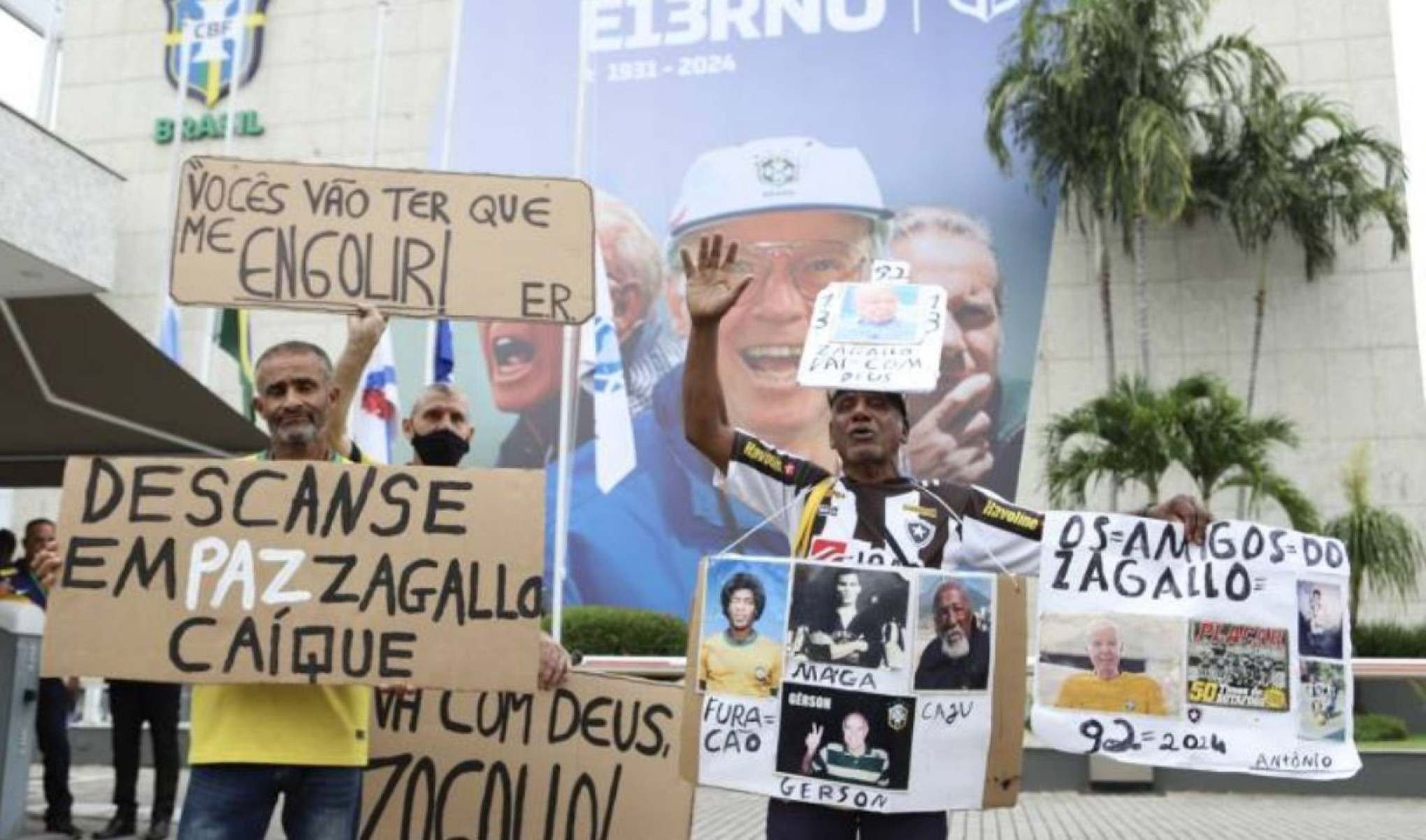 Carlos Henrique do Nascimento (Caíque) e um parceiro de velórios homenageiam Mário Jorge Lobo Zagallo na sede da CBF, na Barra da Tijuca -Zõ Guimarães - 7.jan.24/Folhapress