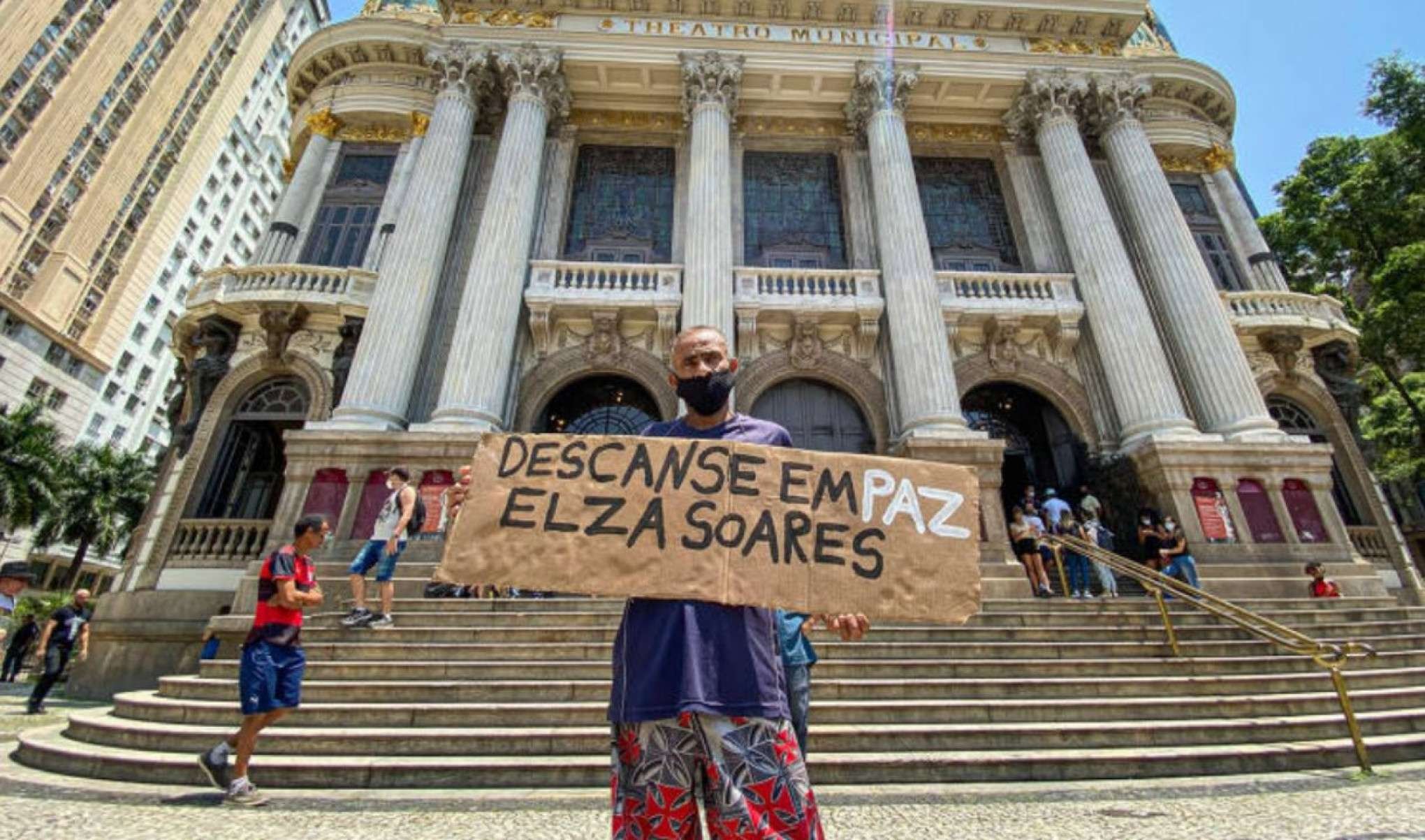 Få de Elza Soares homenageia a cantora, morta aos 91 anos, em frente ao Theatro Municipal do Rio de Janeiro, onde aconteceu seu velório-Guilherme Espíndola - 21.jan.20