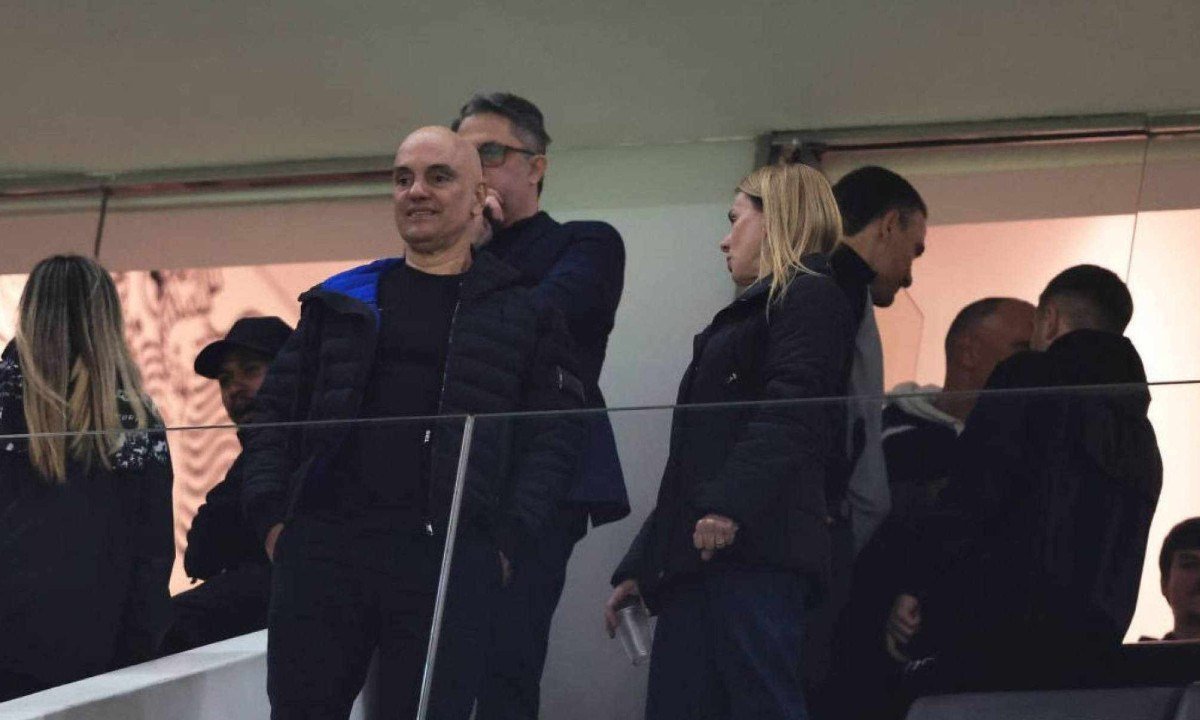 O ministro Alexandre de Moraes, com a esposa, Viviane, antes do jogo entre Corinthians e Palmeiras, em São Paulo -  (crédito: Ettore Chiereguini/Folhapress)