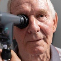 Idade e visão: especialista alerta para os perigos da degeneração macular - Freepik