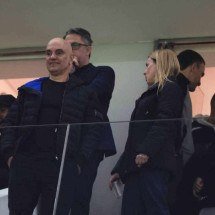 Moraes é vaiado por torcedores e mostra dedo do meio em jogo de futebol