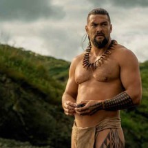 Jason Momoa é o "Chefe de guerra" que tenta defender o Havaí