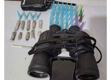 Jovem encontrado com drogas e binóculo tem passagens por tráfico, roubo e furto -  (crédito: Divulgação/PMMG)
