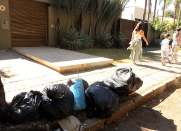 Moradores da Avenida José do Patrocínio Pontes, no Bairro Mangabeiras reclamam que coleta de lixo não tem sido realizada regularmente  -  (crédito: Jair Amaral/EM/D.A Press)