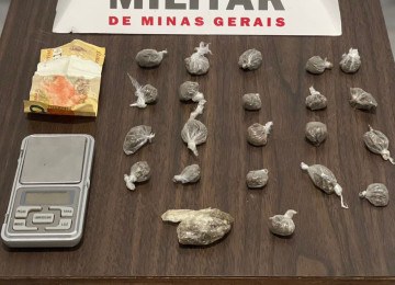 O suspeito tentou fugir ao notar a chegada da viatura -  (crédito: Reprodução/PMMG)
