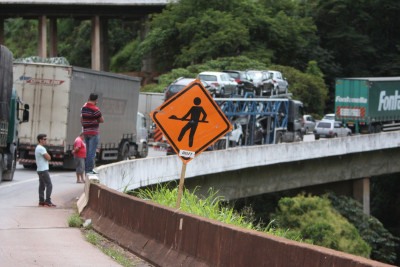 Obras bloquearão as faixas da direita e acostamento da BR-381, em Brumadinho (MG)       -  (crédito:  Edesio Ferreira/EM/D.A Press)