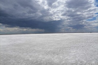 Uma atração curiosa chama a atenção de turistas em um lago situado na Rússia, na região da Sibéria. É lá que fica o lago Burlinskoe, reconhecido como um dos destinos mais extraordinários do planeta. -  (crédito: wikimedia commons Vetrik 17)