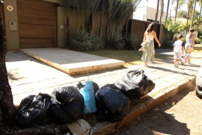 Moradores da Avenida José do Patrocínio Pontes, no Bairro Mangabeiras reclamam que coleta de lixo não tem sido realizada regularmente  -  (crédito: Jair Amaral/EM/D.A Press)