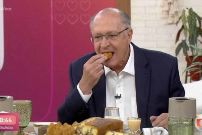 Geraldo Alckmin come coxinha durante participação no 'Mais você' -  (crédito: Reprodução / TV Globo)