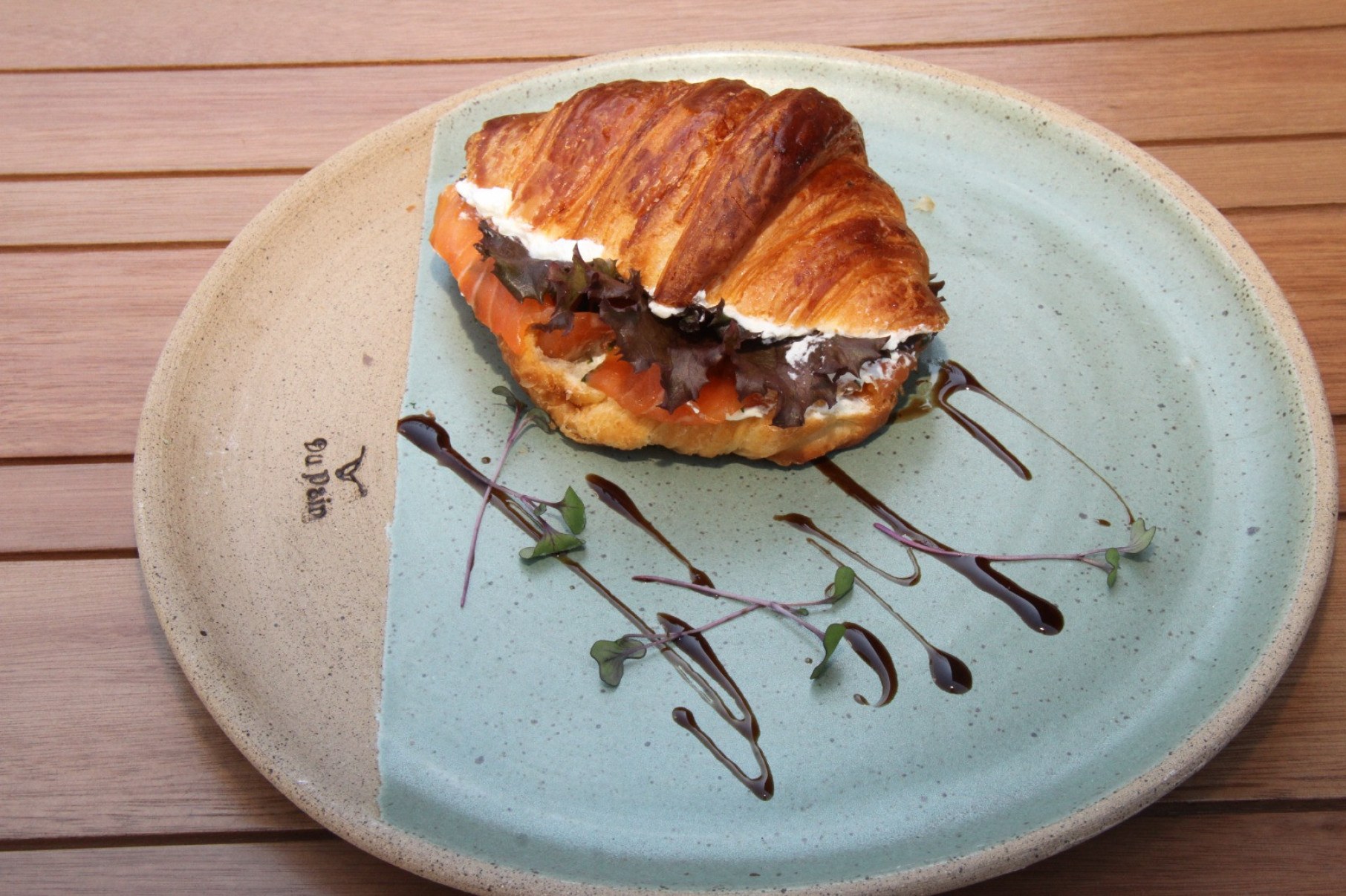 Croissant recheado com gravlax de salmão, creme azedo e mix de folhas da Du Pain