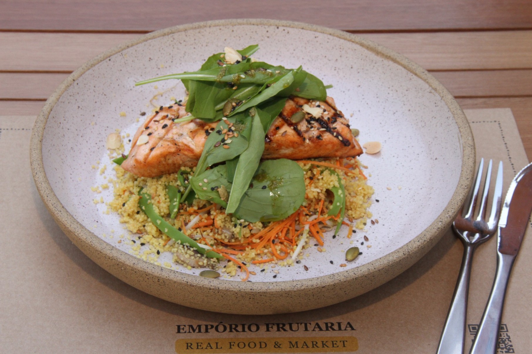 Salmão com cuscus marroquino do Empório Frutaria