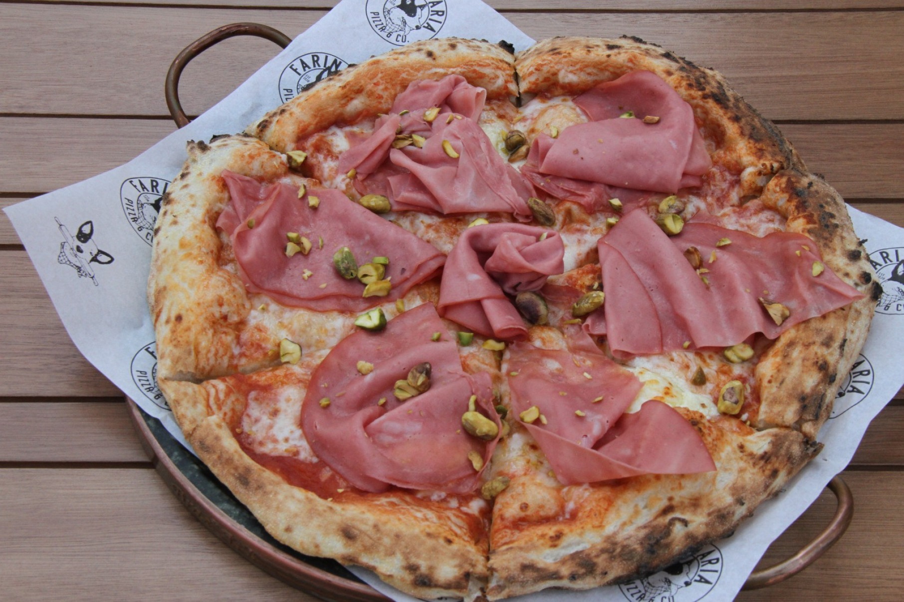 Pizza de mortadela, creme cítrico e pistache da Farinharia
