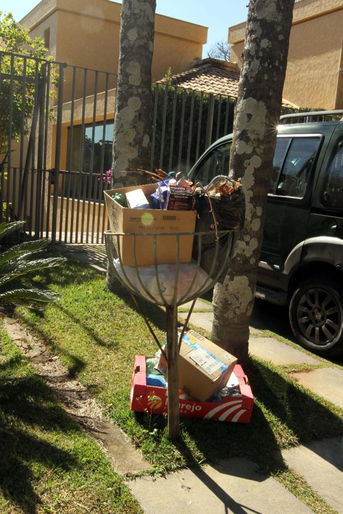Moradores da Avenida José do Patrocínio Pontes, no Bairro Mangabeiras reclamam que coleta de lixo não tem sido realizada regularmente -Jair Amaral/EM/D.A Press