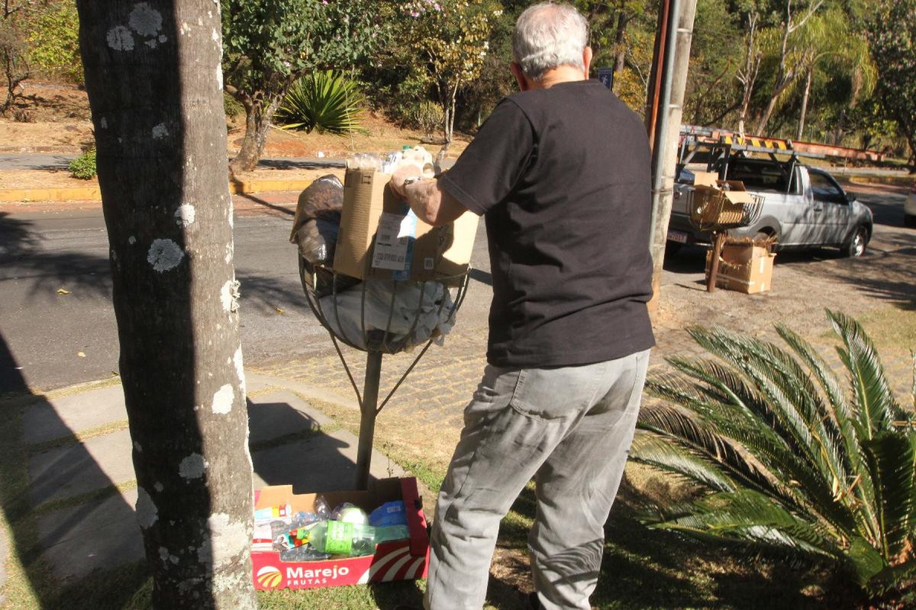 Moradores da Avenida José do Patrocínio Pontes, no Bairro Mangabeiras reclamam que coleta de lixo não tem sido realizada regularmente -Jair Amaral/EM/D.A Press