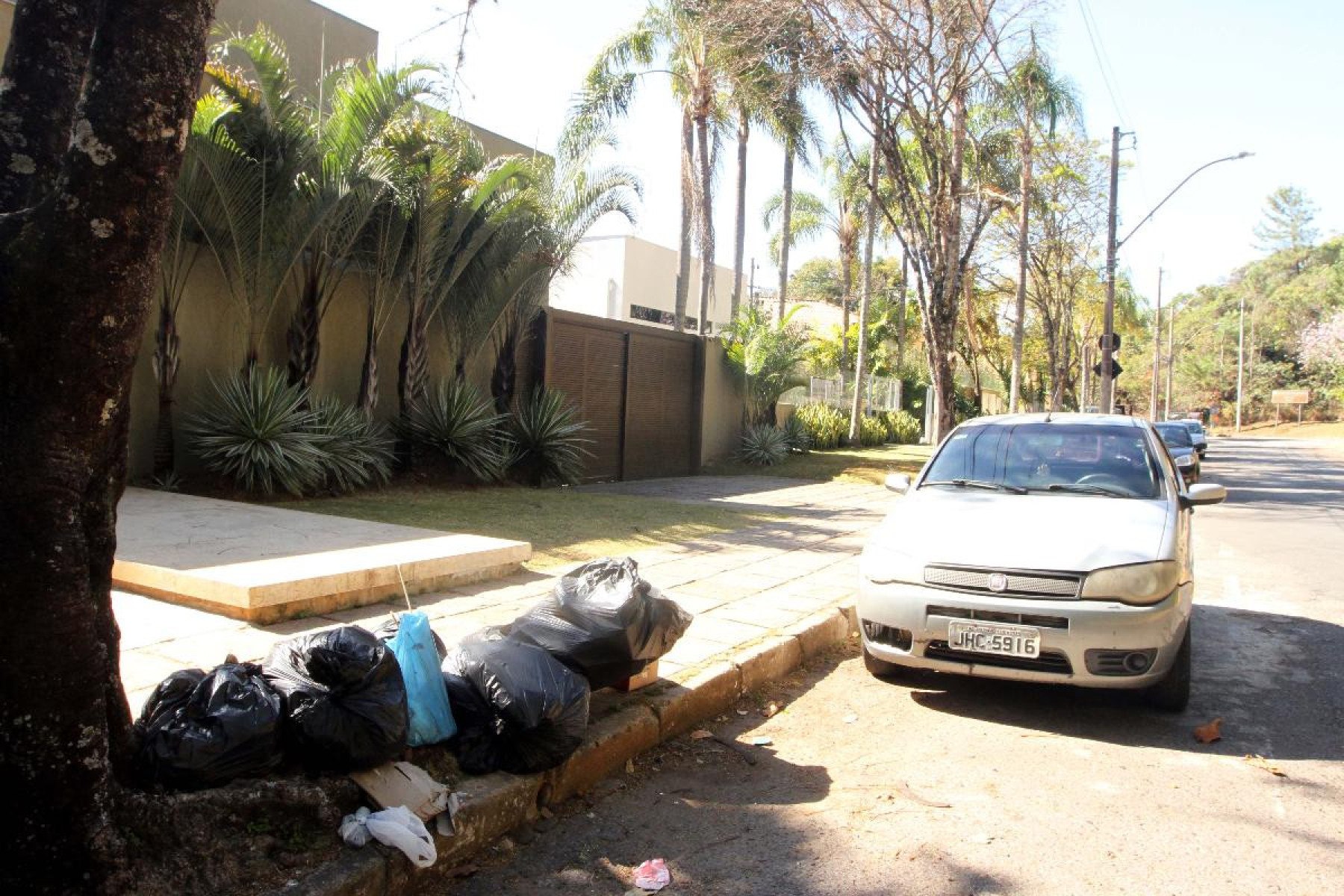 Moradores da Avenida José do Patrocínio Pontes, no Bairro Mangabeiras reclamam que coleta de lixo não tem sido realizada regularmente -Jair Amaral/EM/D.A Press