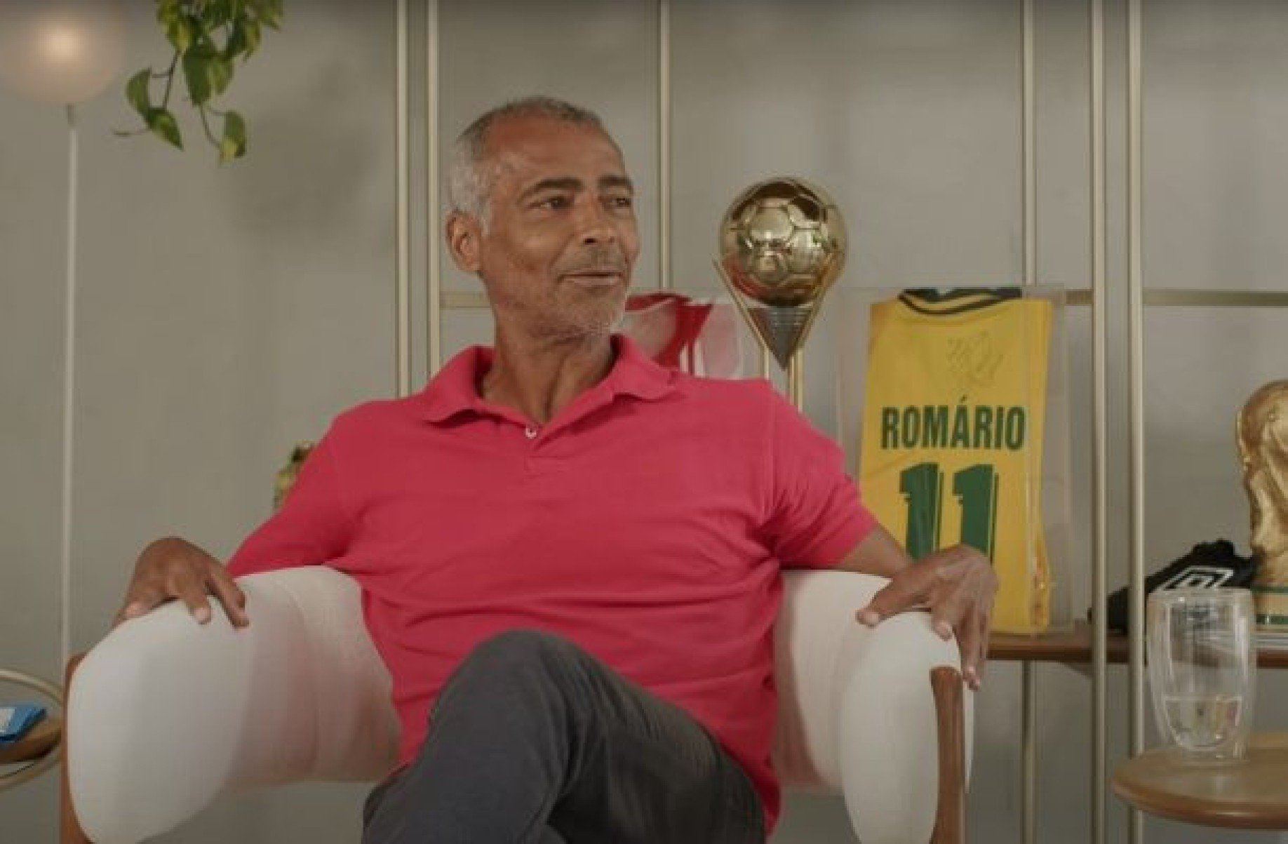 Romário mostra visual nas redes sociais após transplante capilar mega moderno