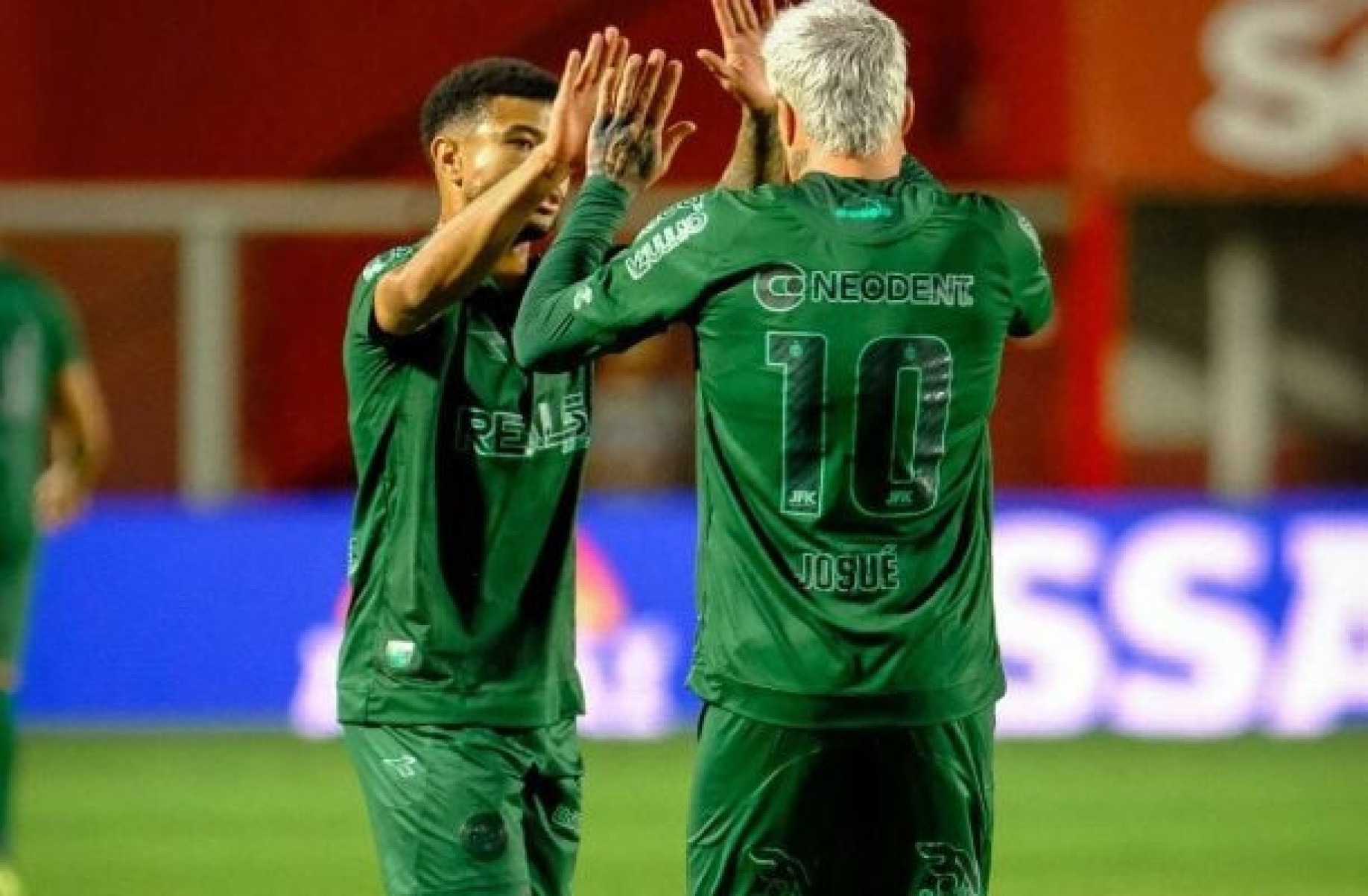 Mesmo com um a menos, Coritiba vence o Vila Nova e assume a liderança da Série B