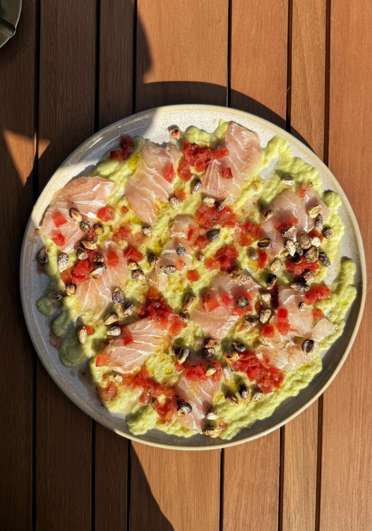Tiradito, prato com robalo em lâminas do Romerito
