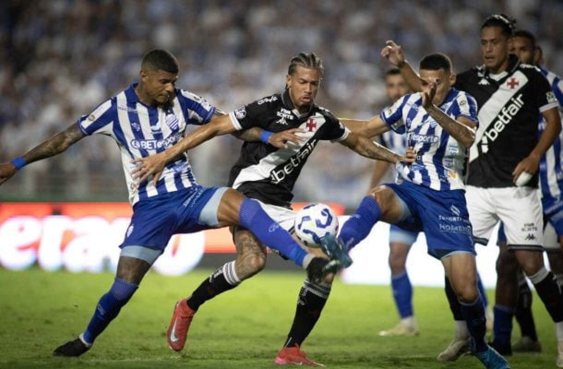 Com vermelho contra o CSA, João Victor não cumpre promessa no Vasco