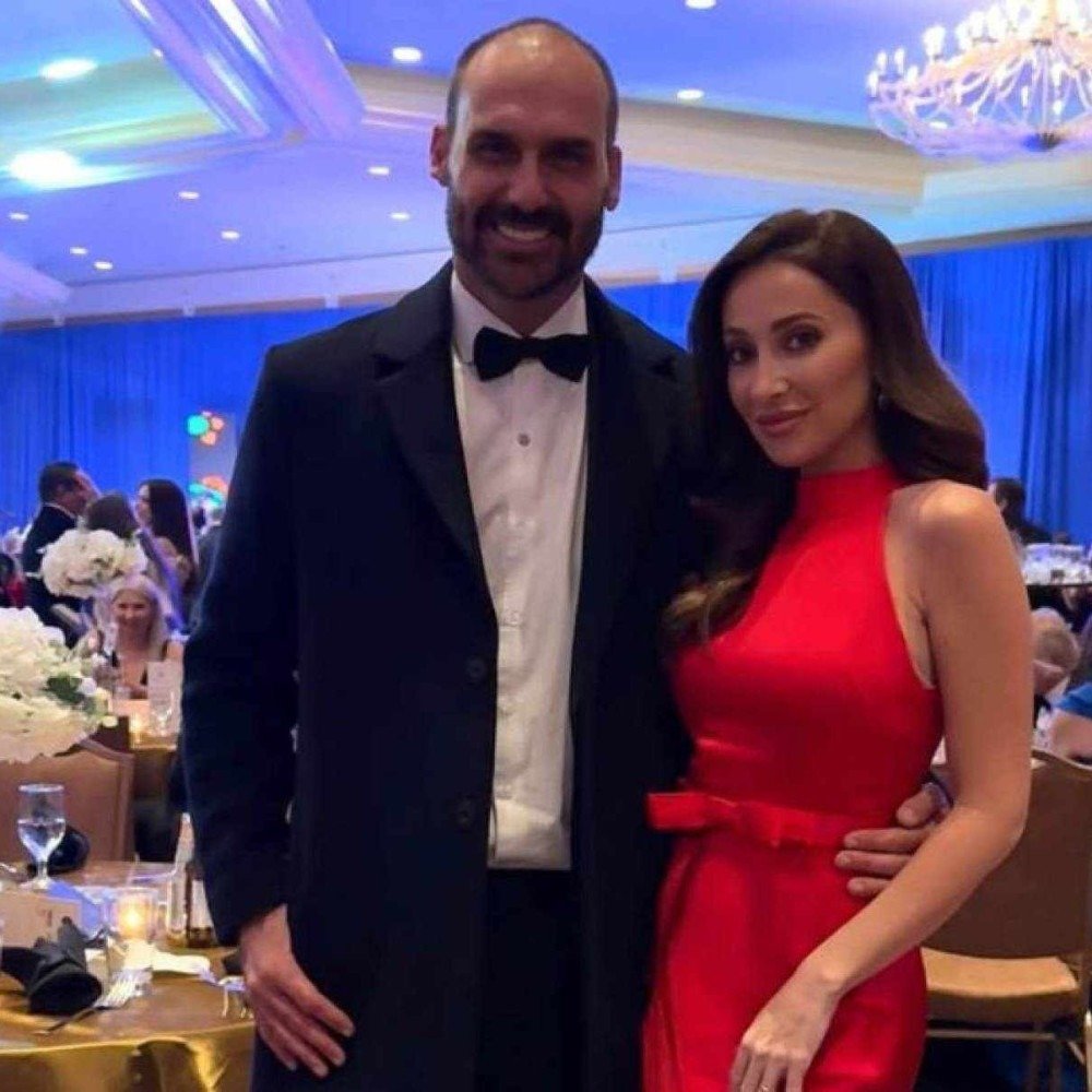 Eduardo Bolsonaro trocou o nome da esposa em vídeo? Deputado esclarece