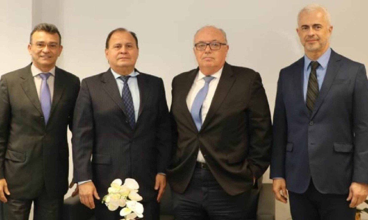 Juiz Federal Antônio Francisco do Nascimento (Secretário-Geral da Presidência do TRF6), Presidente Vallisney Oliveira, Décio Freire e Juiz Federal José Carlos Machado (Diretor do Foro da Justiça Federal de 1º grau de Minas Gerais) -  (crédito: Divulgação/TRF6)