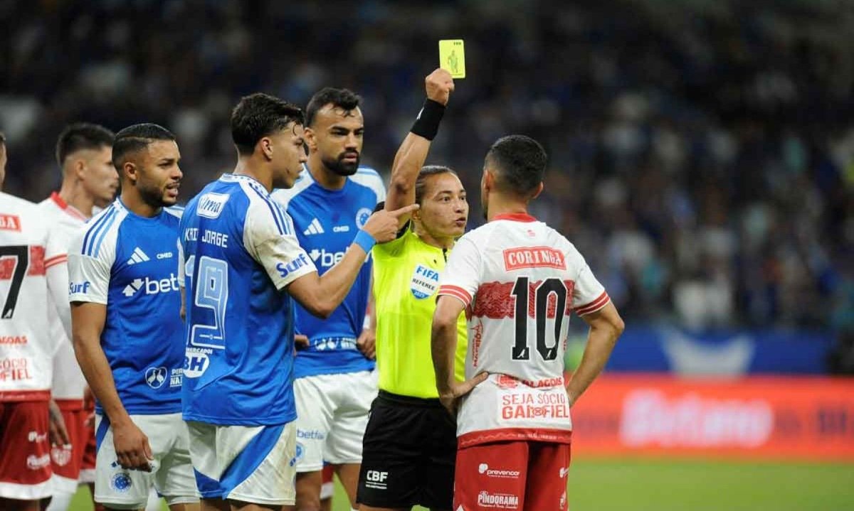 A árbitra Édina Alves Batista (SP) prejudicou o Cruzeiro ao não marcar pênalti em Kaio Jorge durante partida contra o CRB, no Mineirão, pelas oitavas de final da Copa do Brasil -  (crédito: Alexandre Guzanshe/EM/D.A. Press)