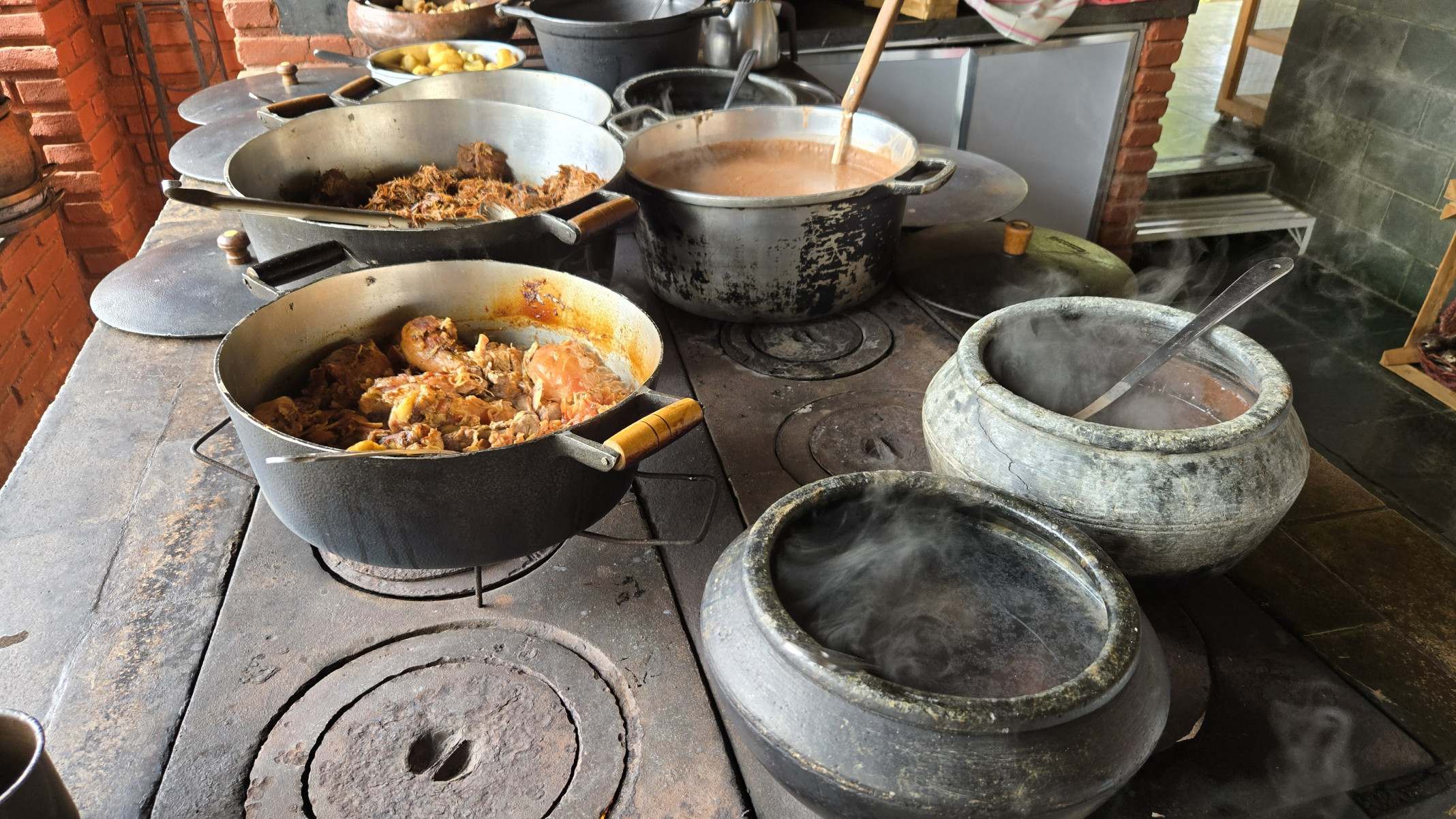 Comida mineira de raiz. Lá você vai encontrar do feijão tropeiro ao frango com quiabo