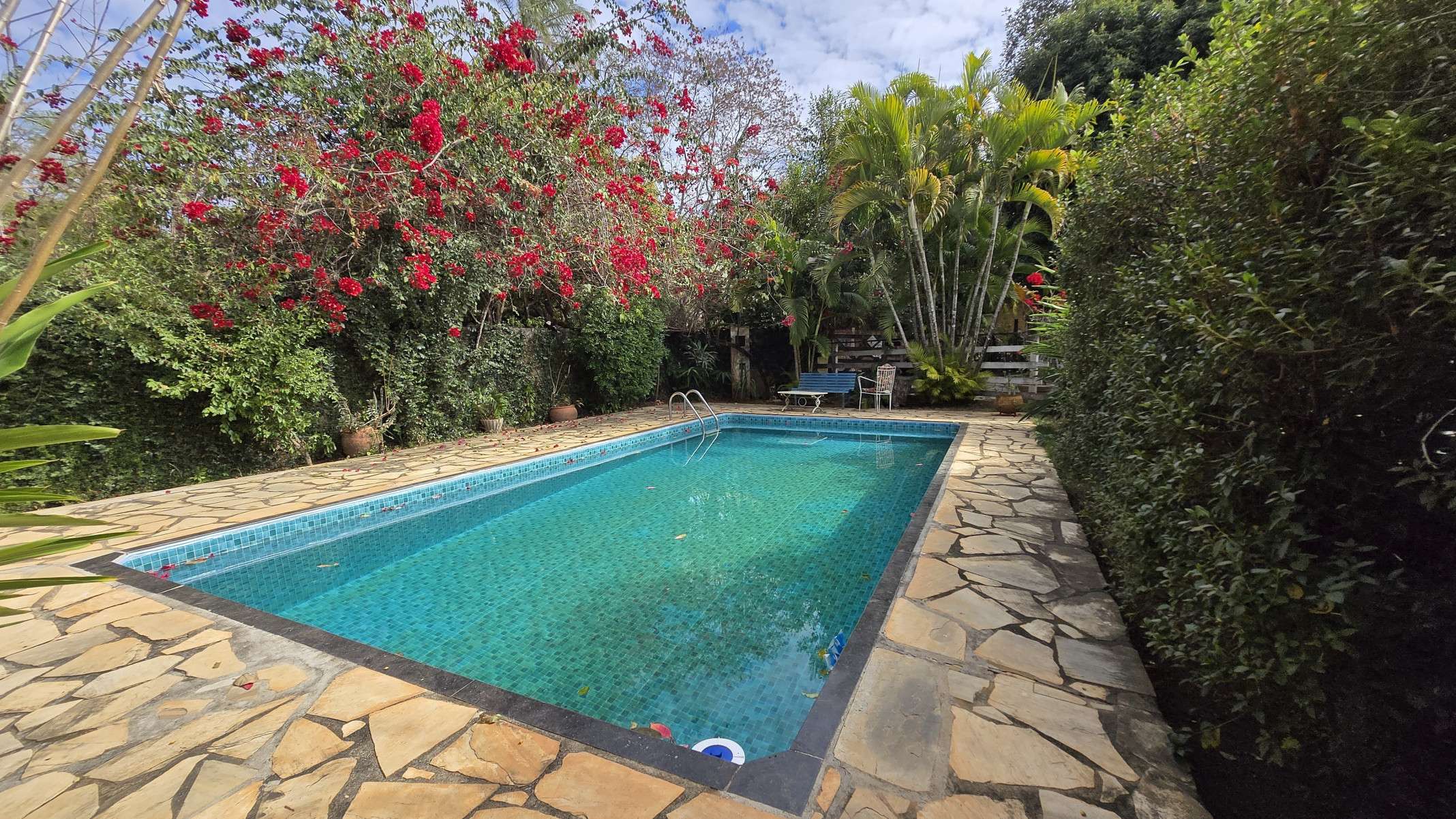 Piscina do Cantinho da Luci é convite ao mergulhos nos dias quentes