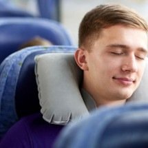 Sem perrengue na viagem: saiba como improvisar um travesseiro de pescoço  - @sydaproductions