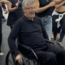 Carlinhos de Jesus aparece em cadeira de rodas e revela bursite e tendinite - Reprodução/Instagram