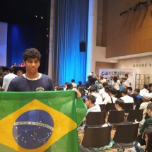 O jovem Marcus Paulo, de 16 anos, conquistou a medalha de ouro em uma das categorias de maior nível em uma competição de matemática realizada nos Estados Unidos -  (crédito: Governo de Minas/Reprodução)