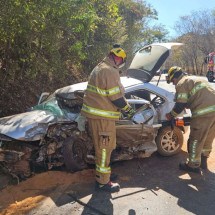 Vítima de 74 anos foi encontrada morta e presa às ferragens  -  (crédito: CBMMG)
