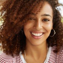 Sorrir sem motivo pode melhorar o humor; veja o que diz a neurociência - Freepik