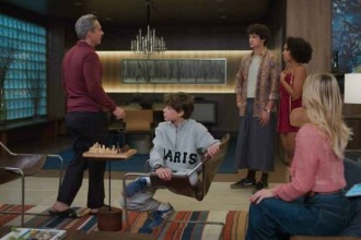 Saia masculina rompe padrões e chega ao horário nobre da TV