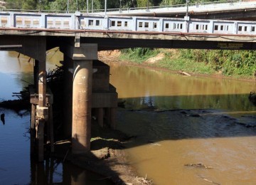 Na ponte central da cidade de Belo Vale, a reportagem do Estado de Minas constatou a realidade no leito do Rio Paraopeba, no último dia 25. Demarcações feitas nos pilares mostram que a altura usual da água, que costumava alcançar quatro metros, estava abaixo de um metro -  (crédito: Jair Amaral/EM/D.A.Press)