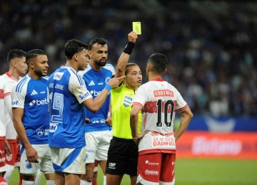 A árbitra Édina Alves Batista (SP) prejudicou o Cruzeiro ao não marcar pênalti em Kaio Jorge durante partida contra o CRB, no Mineirão, pelas oitavas de final da Copa do Brasil -  (crédito: Alexandre Guzanshe/EM/D.A. Press)