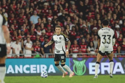 SARAVIA - Começou o jogo meio desligado e viu Viña passar pelo lado direito. Aos poucos, entretanto, fechou melhor o seu setor e marcou corretamente. Saiu para a entrada de Rabello - NOTA: 6,5 - Foto: Pedro Souza/Atlético  -  (crédito: Foto: Pedro Souza/Atlético)