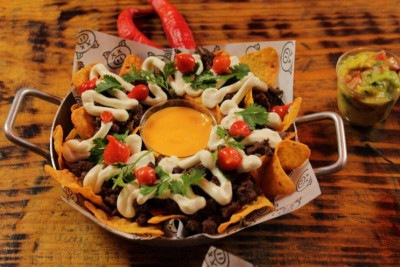 Nachos com carne picante, cheddar, creme azedo e guacamole do Poks -  (crédito: Equipe Arkha produções/ Divulgação)
