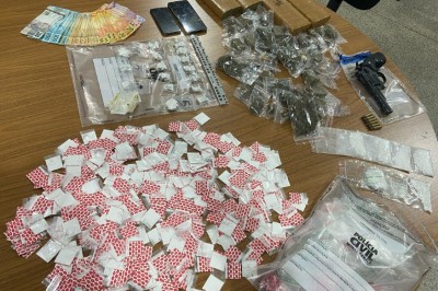 Droga encontrada com traficantes que era investigado por ameaças mulher -  (crédito: PCMG)