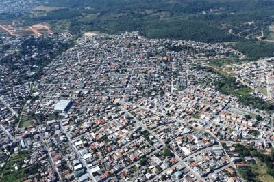 Ribeirão das Neves, vista de cima: cidade apresenta a segunda menor taxa de servidores da saúde por 1 mil habitantes, entre todos os municípios mineiros -  (crédito: Leandro Couri/EM/D.A Press)