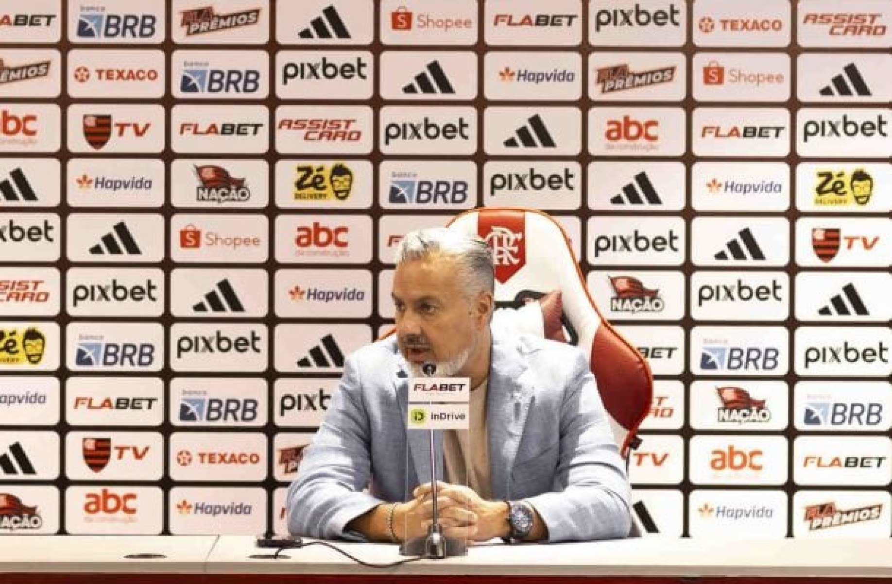 Diretor do Flamengo exalta Samuel Lino e pede ‘desculpas’ à torcida