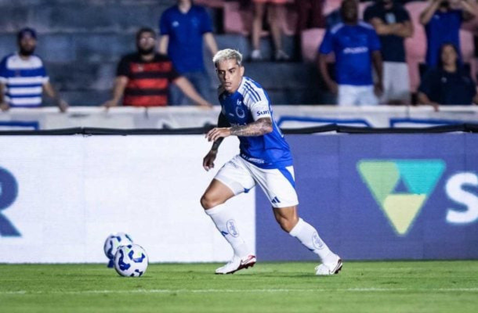 Fagner sofre fratura após entrada de Pottker e desfalca o Cruzeiro