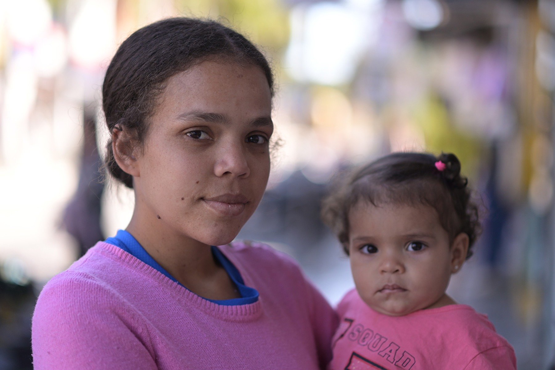 Quando os filhos adoecem, o destino de Rafaela Gonçalves Ferreira, de 22 anos, é quase sempre Belo Horizonte. Mãe de duas crianças pequenas, Helena, de 1 ano e 3 meses, e Bernardo, de 3, ela diz que é raro conseguir pediatra para os filhos no município