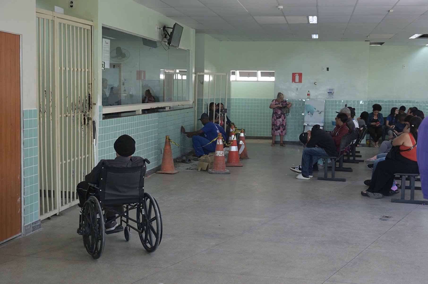 Recepção do Hospital São Judas Tadeu, um dos principais do município: alta demanda e baixa oferta de servidores compromete o atendimento. A saída é se deslocar para BH