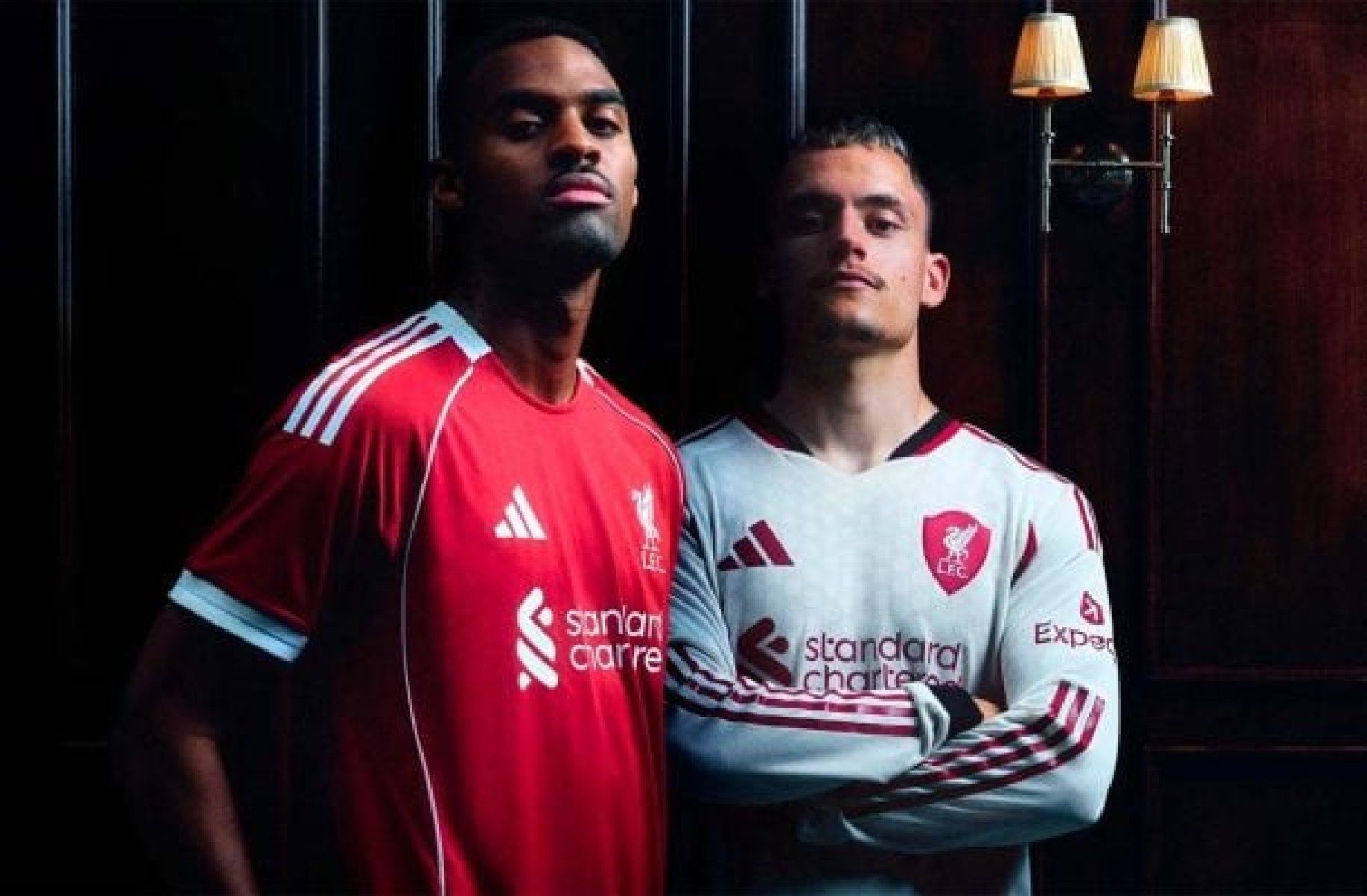 Liverpool divulga uniformes para temporada 2025/26 com novo fornecedor