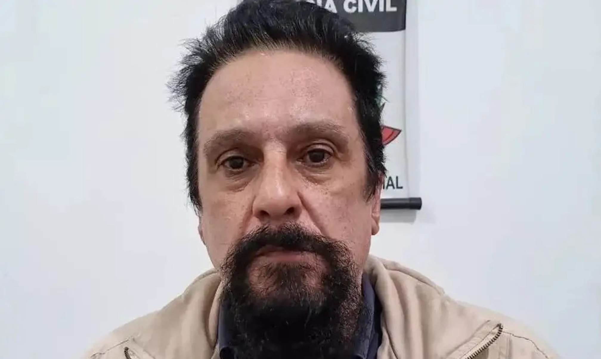 Paulo Cupertino, assassino do ator Rafael Miguel, olha para a câmera