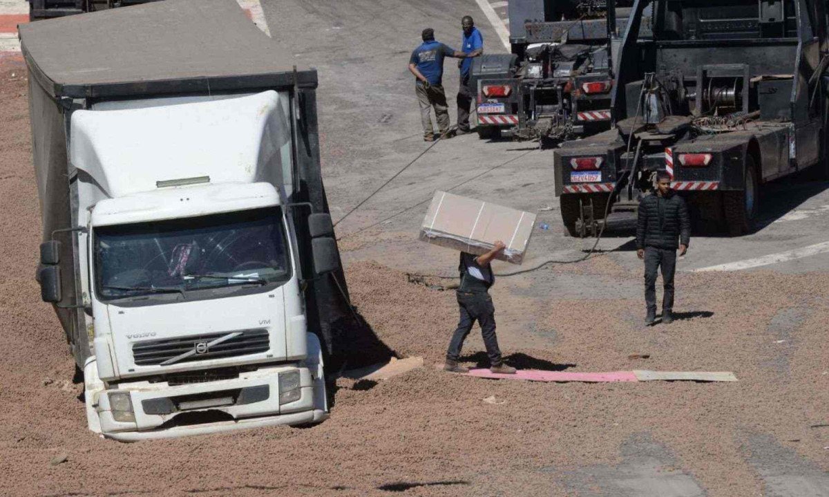 Foi feita a retirada da carga do baú do caminhão para que o veículo ficasse mais leve - e, assim, facilitasse os trabalhos de remoção