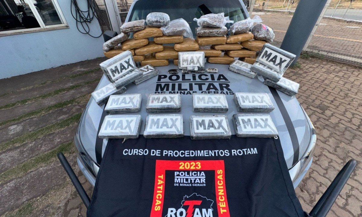 Militares receberam informa&ccedil;&otilde;es de que as drogas estavam em uma resid&ecirc;ncia na Rua Lorival Alves Batista, em Contagem -  (crédito: PMMG/Divulga&ccedil;&atilde;o)