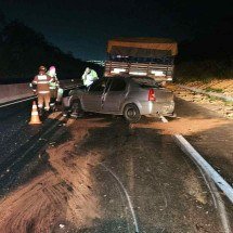 Carro bate na traseira de caminhão e deixa um ferido no Norte de Minas - Divulgação/CBMMG